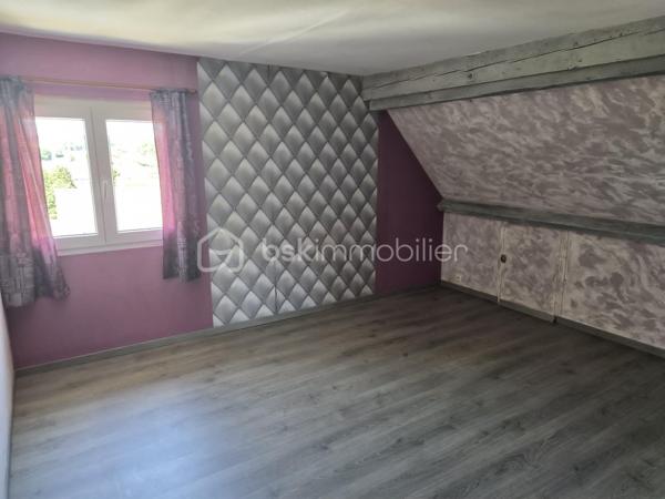 Située à seulement 10 minutes de L’Aigle, à proximité immédiate du bourg, des écoles et des commerces essentiels, cette maison de 74 m² est idéale pour un premier achat ou un projet d'investissement.

​Au rez-de-chaussée : Une entrée accueillante desservant un séjour/salon lumineux, une chambre, une salle de bains et un WC séparé.
​À l'étage : Deux chambres supplémentaires parfaites pour des enfants, des invités et un espace bureau.
​Annexes & Extérieur :
​Une partie cave.
grande terrasse 
terrain clos et arboré 
​Une dépendance séparée offrant du potentiel de stockage ou d'aménagement.
​Le tout édifié sur un beau terrain d'environ 969 m². 
A découvrir