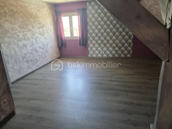 Située à seulement 10 minutes de L’Aigle, à proximité immédiate du bourg, des écoles et des commerces essentiels, cette maison de 74 m² est idéale pour un premier achat ou un projet d'investissement.

​Au rez-de-chaussée : Une entrée accueillante desservant un séjour/salon lumineux, une chambre, une salle de bains et un WC séparé.
​À l'étage : Deux chambres supplémentaires parfaites pour des enfants, des invités et un espace bureau.
​Annexes & Extérieur :
​Une partie cave.
grande terrasse 
terrain clos et arboré 
​Une dépendance séparée offrant du potentiel de stockage ou d'aménagement.
​Le tout édifié sur un beau terrain d'environ 969 m². 
A découvrir