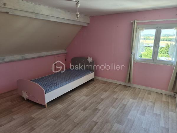 Située à seulement 10 minutes de L’Aigle, à proximité immédiate du bourg, des écoles et des commerces essentiels, cette maison de 74 m² est idéale pour un premier achat ou un projet d'investissement.

​Au rez-de-chaussée : Une entrée accueillante desservant un séjour/salon lumineux, une chambre, une salle de bains et un WC séparé.
​À l'étage : Deux chambres supplémentaires parfaites pour des enfants, des invités et un espace bureau.
​Annexes & Extérieur :
​Une partie cave.
grande terrasse 
terrain clos et arboré 
​Une dépendance séparée offrant du potentiel de stockage ou d'aménagement.
​Le tout édifié sur un beau terrain d'environ 969 m². 
A découvrir