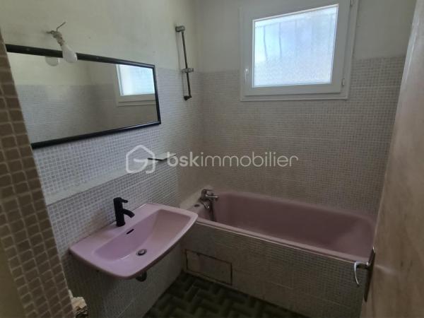 Située à seulement 10 minutes de L’Aigle, à proximité immédiate du bourg, des écoles et des commerces essentiels, cette maison de 74 m² est idéale pour un premier achat ou un projet d'investissement.

​Au rez-de-chaussée : Une entrée accueillante desservant un séjour/salon lumineux, une chambre, une salle de bains et un WC séparé.
​À l'étage : Deux chambres supplémentaires parfaites pour des enfants, des invités et un espace bureau.
​Annexes & Extérieur :
​Une partie cave.
grande terrasse 
terrain clos et arboré 
​Une dépendance séparée offrant du potentiel de stockage ou d'aménagement.
​Le tout édifié sur un beau terrain d'environ 969 m². 
A découvrir