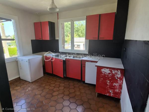 Située à seulement 10 minutes de L’Aigle, à proximité immédiate du bourg, des écoles et des commerces essentiels, cette maison de 74 m² est idéale pour un premier achat ou un projet d'investissement.

​Au rez-de-chaussée : Une entrée accueillante desservant un séjour/salon lumineux, une chambre, une salle de bains et un WC séparé.
​À l'étage : Deux chambres supplémentaires parfaites pour des enfants, des invités et un espace bureau.
​Annexes & Extérieur :
​Une partie cave.
grande terrasse 
terrain clos et arboré 
​Une dépendance séparée offrant du potentiel de stockage ou d'aménagement.
​Le tout édifié sur un beau terrain d'environ 969 m². 
A découvrir
