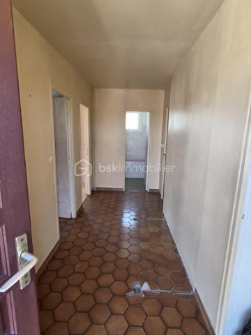 Située à seulement 10 minutes de L’Aigle, à proximité immédiate du bourg, des écoles et des commerces essentiels, cette maison de 74 m² est idéale pour un premier achat ou un projet d'investissement.

​Au rez-de-chaussée : Une entrée accueillante desservant un séjour/salon lumineux, une chambre, une salle de bains et un WC séparé.
​À l'étage : Deux chambres supplémentaires parfaites pour des enfants, des invités et un espace bureau.
​Annexes & Extérieur :
​Une partie cave.
grande terrasse 
terrain clos et arboré 
​Une dépendance séparée offrant du potentiel de stockage ou d'aménagement.
​Le tout édifié sur un beau terrain d'environ 969 m². 
A découvrir