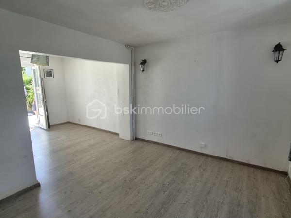Située à seulement 10 minutes de L’Aigle, à proximité immédiate du bourg, des écoles et des commerces essentiels, cette maison de 74 m² est idéale pour un premier achat ou un projet d'investissement.

​Au rez-de-chaussée : Une entrée accueillante desservant un séjour/salon lumineux, une chambre, une salle de bains et un WC séparé.
​À l'étage : Deux chambres supplémentaires parfaites pour des enfants, des invités et un espace bureau.
​Annexes & Extérieur :
​Une partie cave.
grande terrasse 
terrain clos et arboré 
​Une dépendance séparée offrant du potentiel de stockage ou d'aménagement.
​Le tout édifié sur un beau terrain d'environ 969 m². 
A découvrir