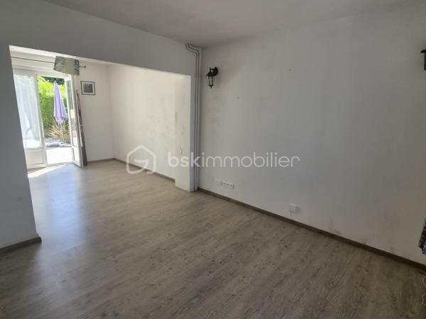 Située à seulement 10 minutes de L’Aigle, à proximité immédiate du bourg, des écoles et des commerces essentiels, cette maison de 74 m² est idéale pour un premier achat ou un projet d'investissement.

​Au rez-de-chaussée : Une entrée accueillante desservant un séjour/salon lumineux, une chambre, une salle de bains et un WC séparé.
​À l'étage : Deux chambres supplémentaires parfaites pour des enfants, des invités et un espace bureau.
​Annexes & Extérieur :
​Une partie cave.
grande terrasse 
terrain clos et arboré 
​Une dépendance séparée offrant du potentiel de stockage ou d'aménagement.
​Le tout édifié sur un beau terrain d'environ 969 m². 
A découvrir