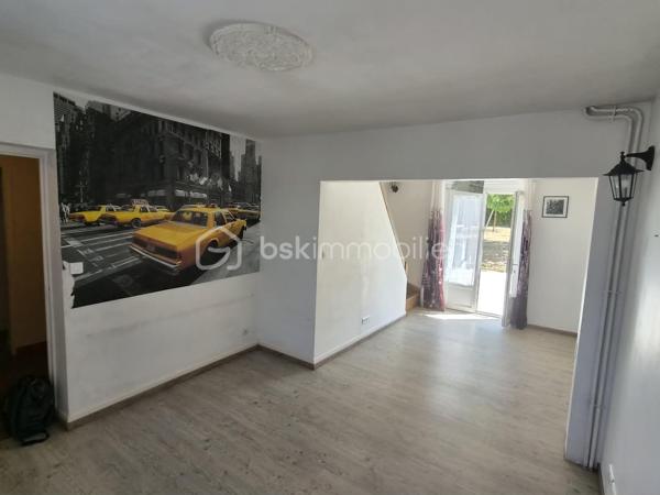Située à seulement 10 minutes de L’Aigle, à proximité immédiate du bourg, des écoles et des commerces essentiels, cette maison de 74 m² est idéale pour un premier achat ou un projet d'investissement.

​Au rez-de-chaussée : Une entrée accueillante desservant un séjour/salon lumineux, une chambre, une salle de bains et un WC séparé.
​À l'étage : Deux chambres supplémentaires parfaites pour des enfants, des invités et un espace bureau.
​Annexes & Extérieur :
​Une partie cave.
grande terrasse 
terrain clos et arboré 
​Une dépendance séparée offrant du potentiel de stockage ou d'aménagement.
​Le tout édifié sur un beau terrain d'environ 969 m². 
A découvrir