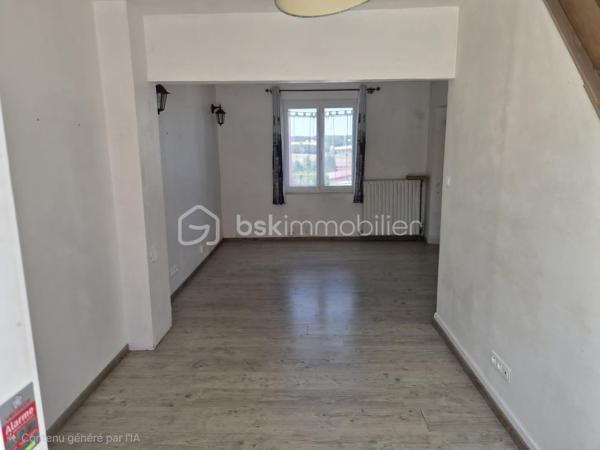 Située à seulement 10 minutes de L’Aigle, à proximité immédiate du bourg, des écoles et des commerces essentiels, cette maison de 74 m² est idéale pour un premier achat ou un projet d'investissement.

​Au rez-de-chaussée : Une entrée accueillante desservant un séjour/salon lumineux, une chambre, une salle de bains et un WC séparé.
​À l'étage : Deux chambres supplémentaires parfaites pour des enfants, des invités et un espace bureau.
​Annexes & Extérieur :
​Une partie cave.
grande terrasse 
terrain clos et arboré 
​Une dépendance séparée offrant du potentiel de stockage ou d'aménagement.
​Le tout édifié sur un beau terrain d'environ 969 m². 
A découvrir