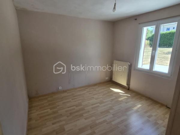 Située à seulement 10 minutes de L’Aigle, à proximité immédiate du bourg, des écoles et des commerces essentiels, cette maison de 74 m² est idéale pour un premier achat ou un projet d'investissement.

​Au rez-de-chaussée : Une entrée accueillante desservant un séjour/salon lumineux, une chambre, une salle de bains et un WC séparé.
​À l'étage : Deux chambres supplémentaires parfaites pour des enfants, des invités et un espace bureau.
​Annexes & Extérieur :
​Une partie cave.
grande terrasse 
terrain clos et arboré 
​Une dépendance séparée offrant du potentiel de stockage ou d'aménagement.
​Le tout édifié sur un beau terrain d'environ 969 m². 
A découvrir