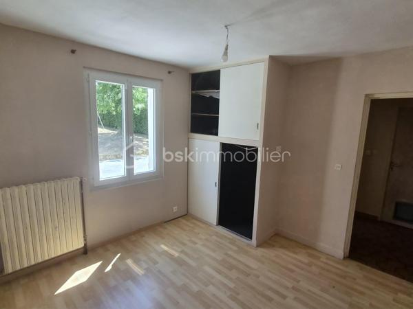 Située à seulement 10 minutes de L’Aigle, à proximité immédiate du bourg, des écoles et des commerces essentiels, cette maison de 74 m² est idéale pour un premier achat ou un projet d'investissement.

​Au rez-de-chaussée : Une entrée accueillante desservant un séjour/salon lumineux, une chambre, une salle de bains et un WC séparé.
​À l'étage : Deux chambres supplémentaires parfaites pour des enfants, des invités et un espace bureau.
​Annexes & Extérieur :
​Une partie cave.
grande terrasse 
terrain clos et arboré 
​Une dépendance séparée offrant du potentiel de stockage ou d'aménagement.
​Le tout édifié sur un beau terrain d'environ 969 m². 
A découvrir