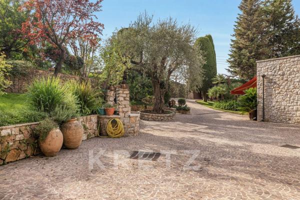 VILLA DE CARACTERE AVEC JARDIN ET PISCINE - LE CANNET RESIDENTIEL