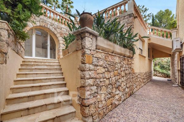 VILLA DE CARACTERE AVEC JARDIN ET PISCINE - LE CANNET RESIDENTIEL