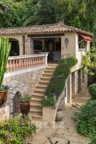 VILLA DE CARACTERE AVEC JARDIN ET PISCINE - LE CANNET RESIDENTIEL