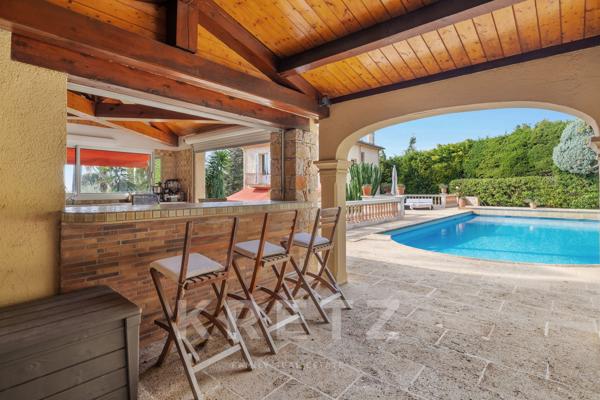 VILLA DE CARACTERE AVEC JARDIN ET PISCINE - LE CANNET RESIDENTIEL