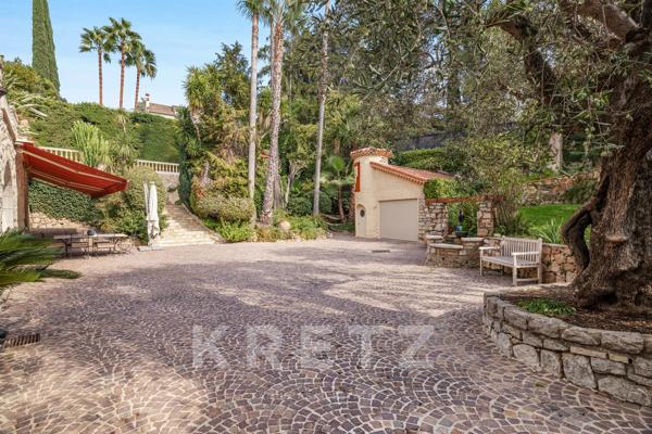 VILLA DE CARACTERE AVEC JARDIN ET PISCINE - LE CANNET RESIDENTIEL