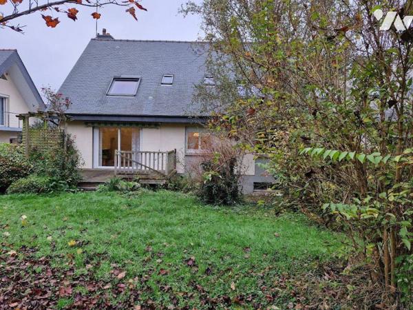 Votre office notarial de La Hublais vous propose à la vente cette maison construite dans les an...