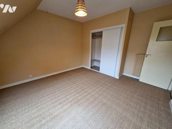 Votre office notarial de La Hublais vous propose à la vente cette maison construite dans les an...