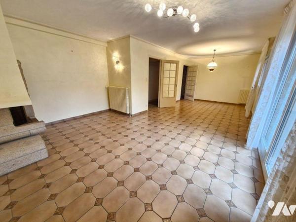 Votre office notarial de La Hublais vous propose à la vente cette maison construite dans les an...