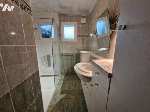 Votre office notarial de La Hublais vous propose à la vente cette maison construite dans les an...