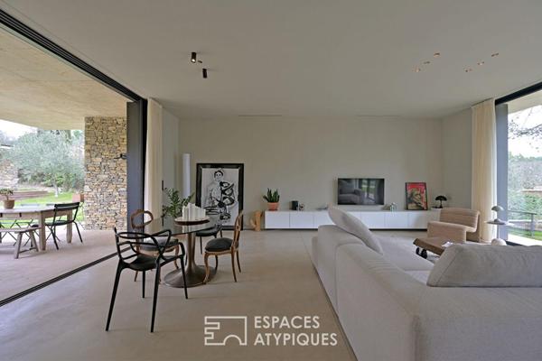Lignes pures et lumière absolue : villa signature avec piscine