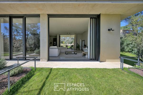 Lignes pures et lumière absolue : villa signature avec piscine