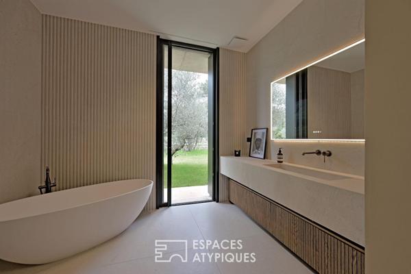 Lignes pures et lumière absolue : villa signature avec piscine