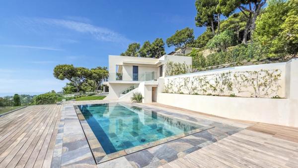 Villa avec position dominante et vue mer
