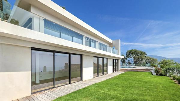 Villa avec position dominante et vue mer