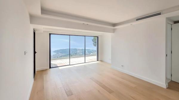 Villa avec position dominante et vue mer