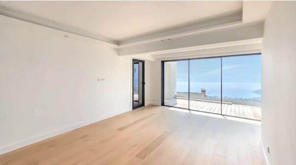 Villa avec position dominante et vue mer