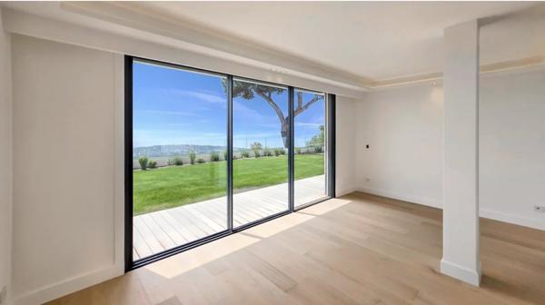 Villa avec position dominante et vue mer