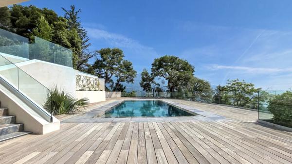 Villa avec position dominante et vue mer
