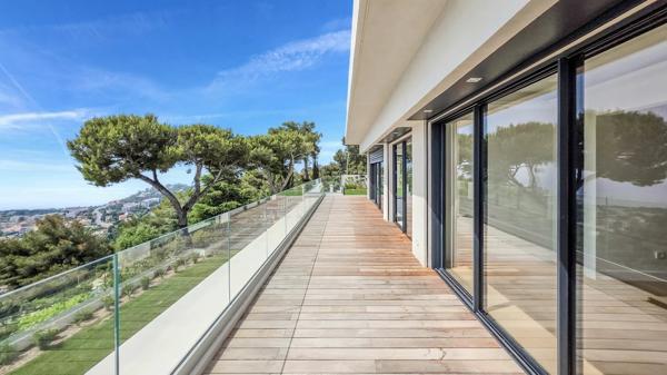 Villa avec position dominante et vue mer
