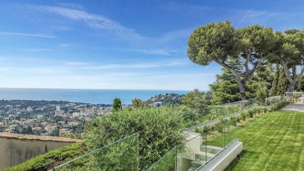 Villa avec position dominante et vue mer