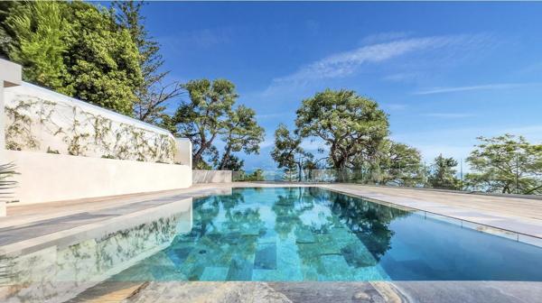 Villa avec position dominante et vue mer