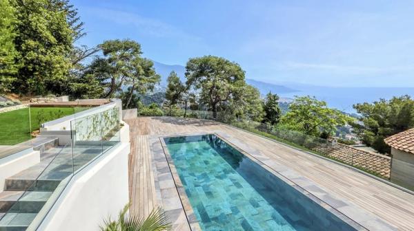 Villa avec position dominante et vue mer