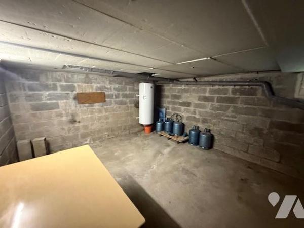 ORBEC rue de Bernay maison sur sous-sol à rafraichir 3 chambres jardin 