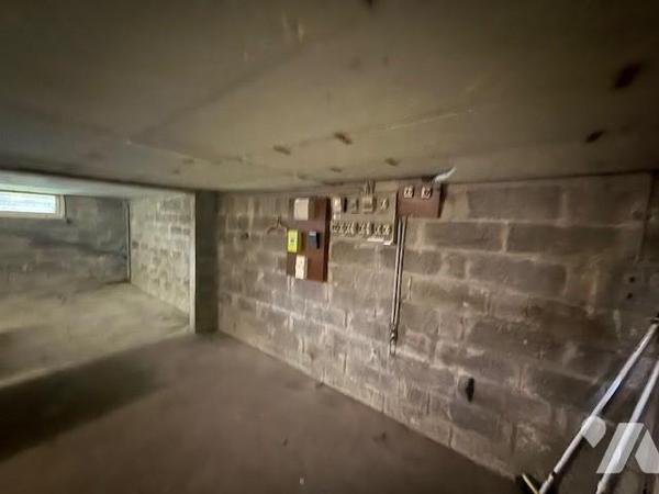 ORBEC rue de Bernay maison sur sous-sol à rafraichir 3 chambres jardin 