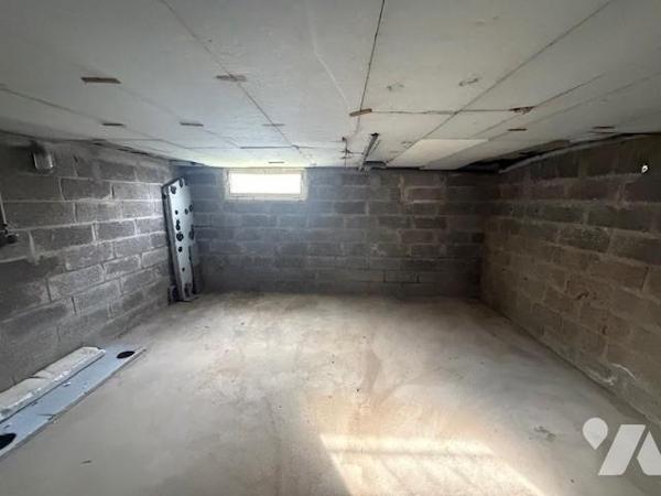 ORBEC rue de Bernay maison sur sous-sol à rafraichir 3 chambres jardin 