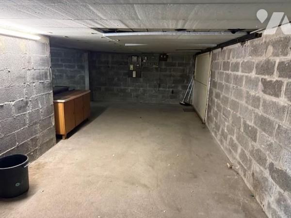 ORBEC rue de Bernay maison sur sous-sol à rafraichir 3 chambres jardin 