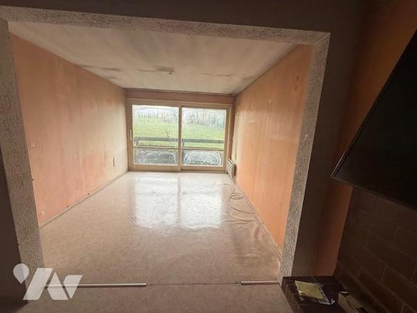 ORBEC rue de Bernay maison sur sous-sol à rafraichir 3 chambres jardin 