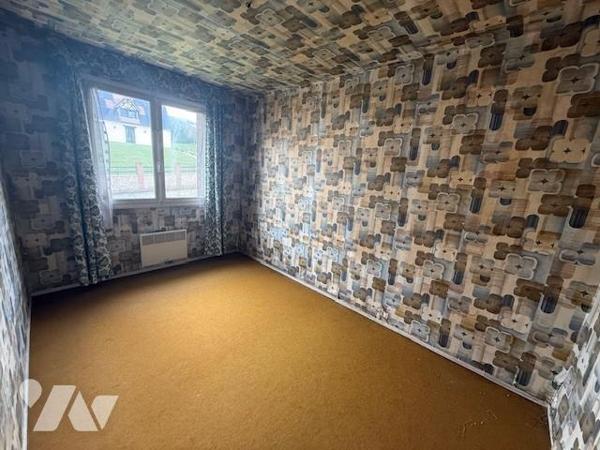 ORBEC rue de Bernay maison sur sous-sol à rafraichir 3 chambres jardin 