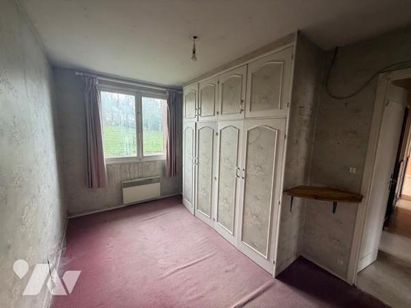 ORBEC rue de Bernay maison sur sous-sol à rafraichir 3 chambres jardin 