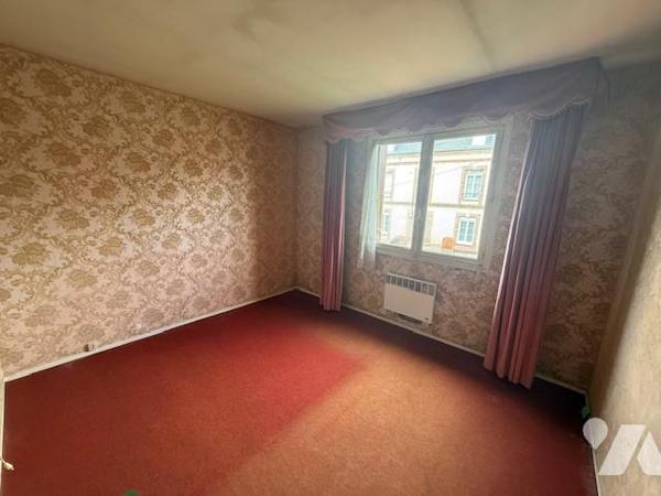 ORBEC rue de Bernay maison sur sous-sol à rafraichir 3 chambres jardin 