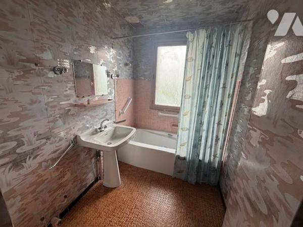 ORBEC rue de Bernay maison sur sous-sol à rafraichir 3 chambres jardin 