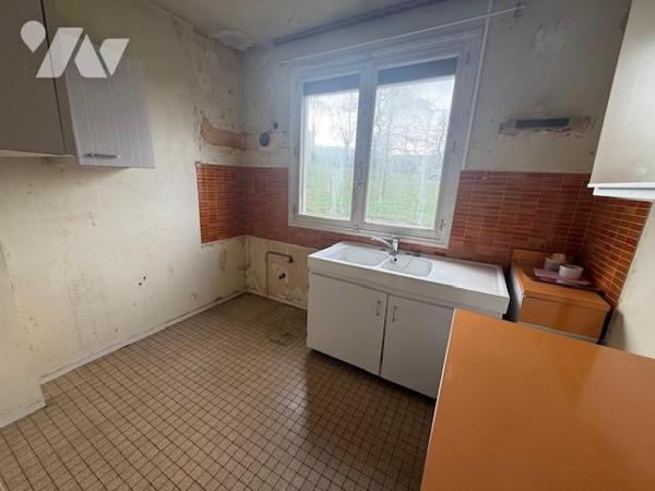 ORBEC rue de Bernay maison sur sous-sol à rafraichir 3 chambres jardin 