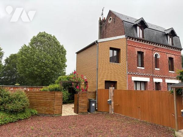 A proximité immédiate du centre-ville, dans un quartier calme, Maison comprenant:
Au rez-de-ch...