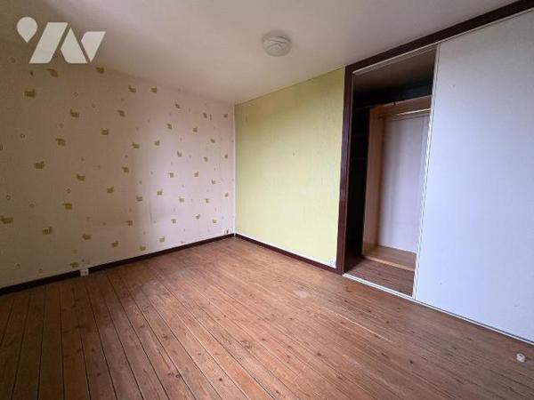A proximité immédiate du centre-ville, dans un quartier calme, Maison comprenant:
Au rez-de-ch...