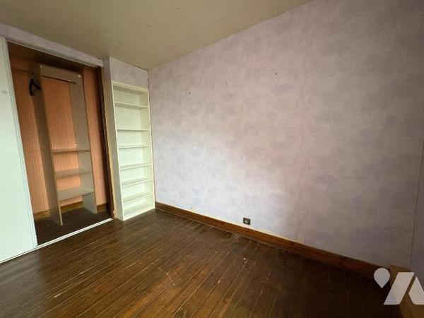 A proximité immédiate du centre-ville, dans un quartier calme, Maison comprenant:
Au rez-de-ch...