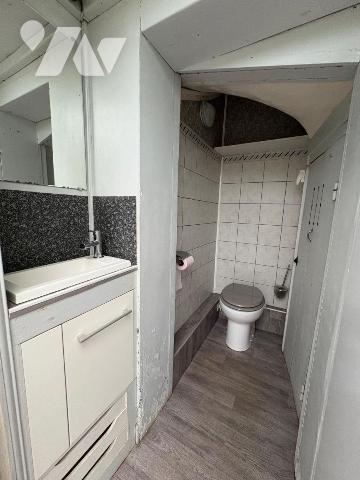 A proximité immédiate du centre-ville, dans un quartier calme, Maison comprenant:
Au rez-de-ch...