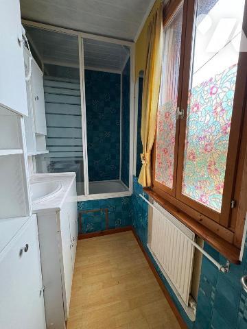 A proximité immédiate du centre-ville, dans un quartier calme, Maison comprenant:
Au rez-de-ch...