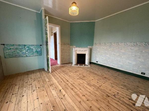 A proximité immédiate du centre-ville, dans un quartier calme, Maison comprenant:
Au rez-de-ch...